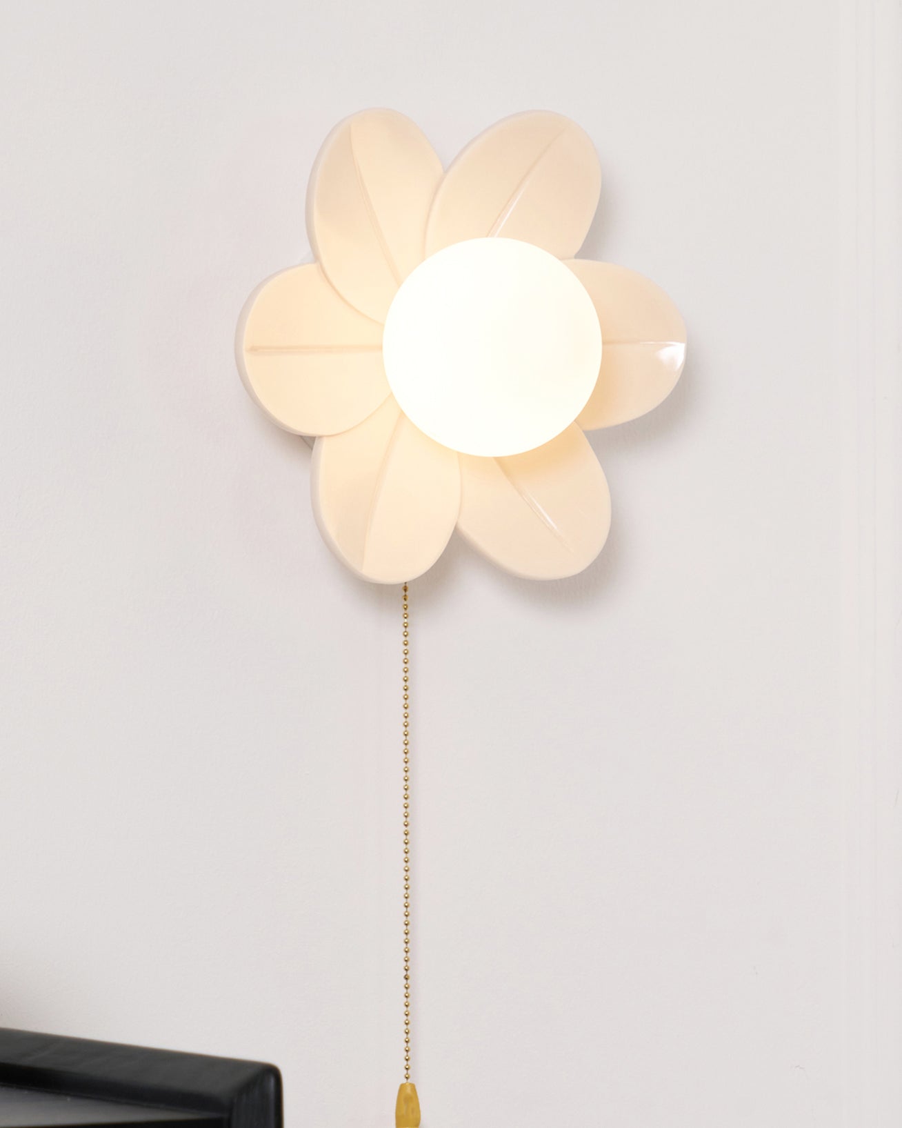 Nephelai - White Resin Flower Wall Lamp