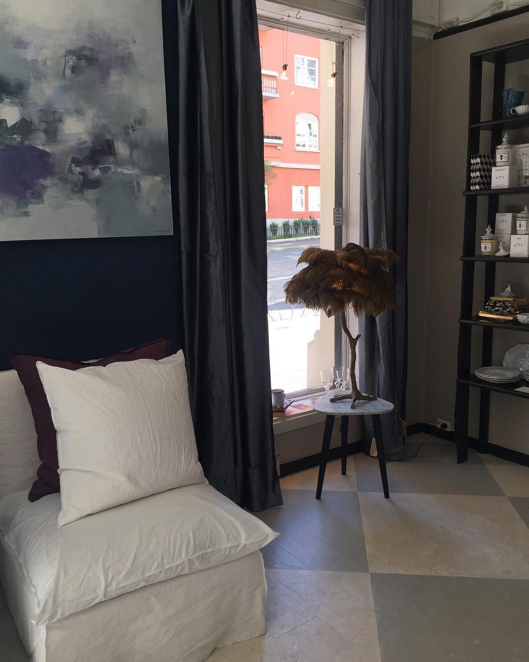 Aedon - Brass Ostrich Feather Table Lamp