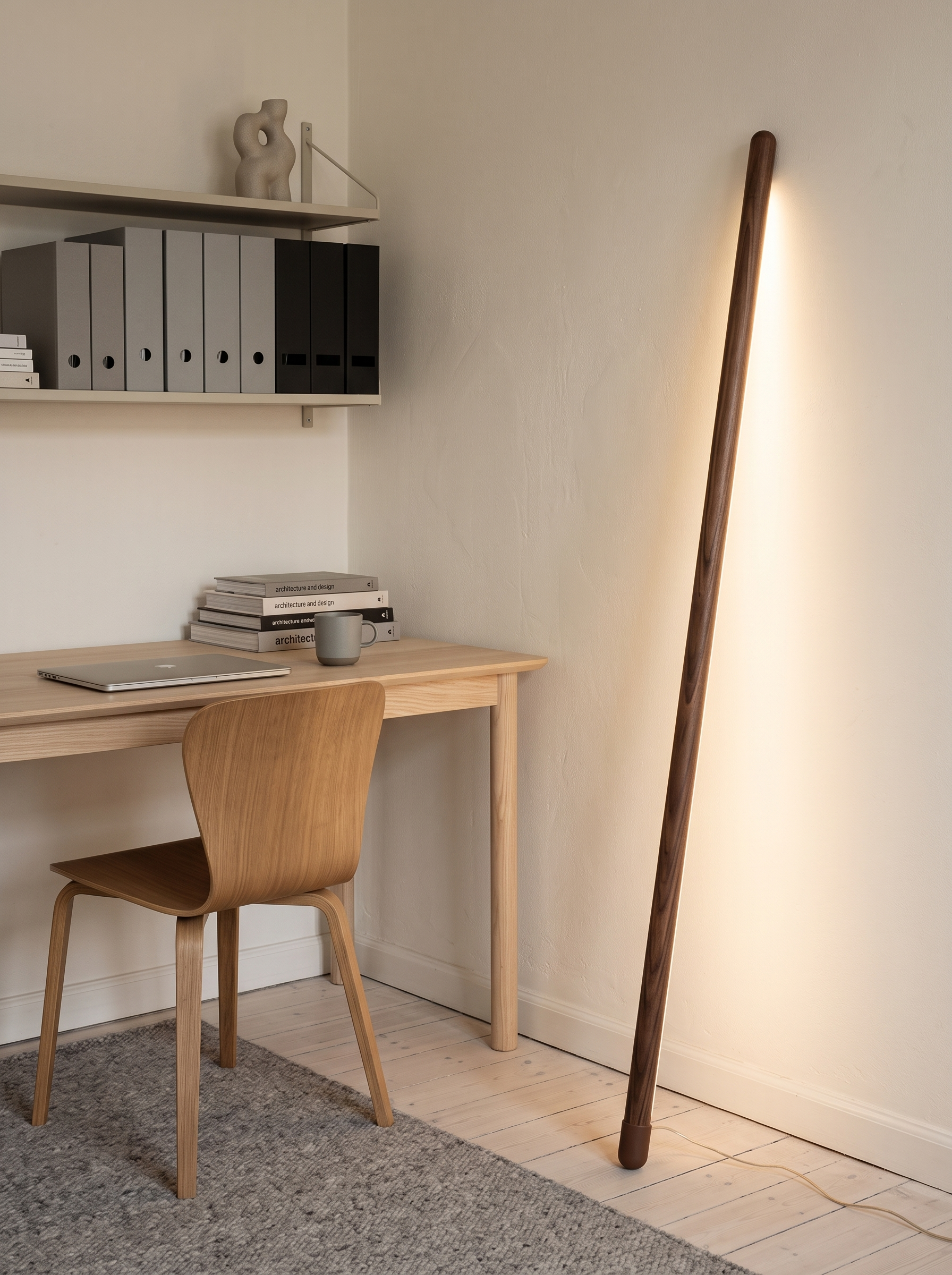 Stilbe slim wood LED lamp, close view of the wooden pole and frosted strip