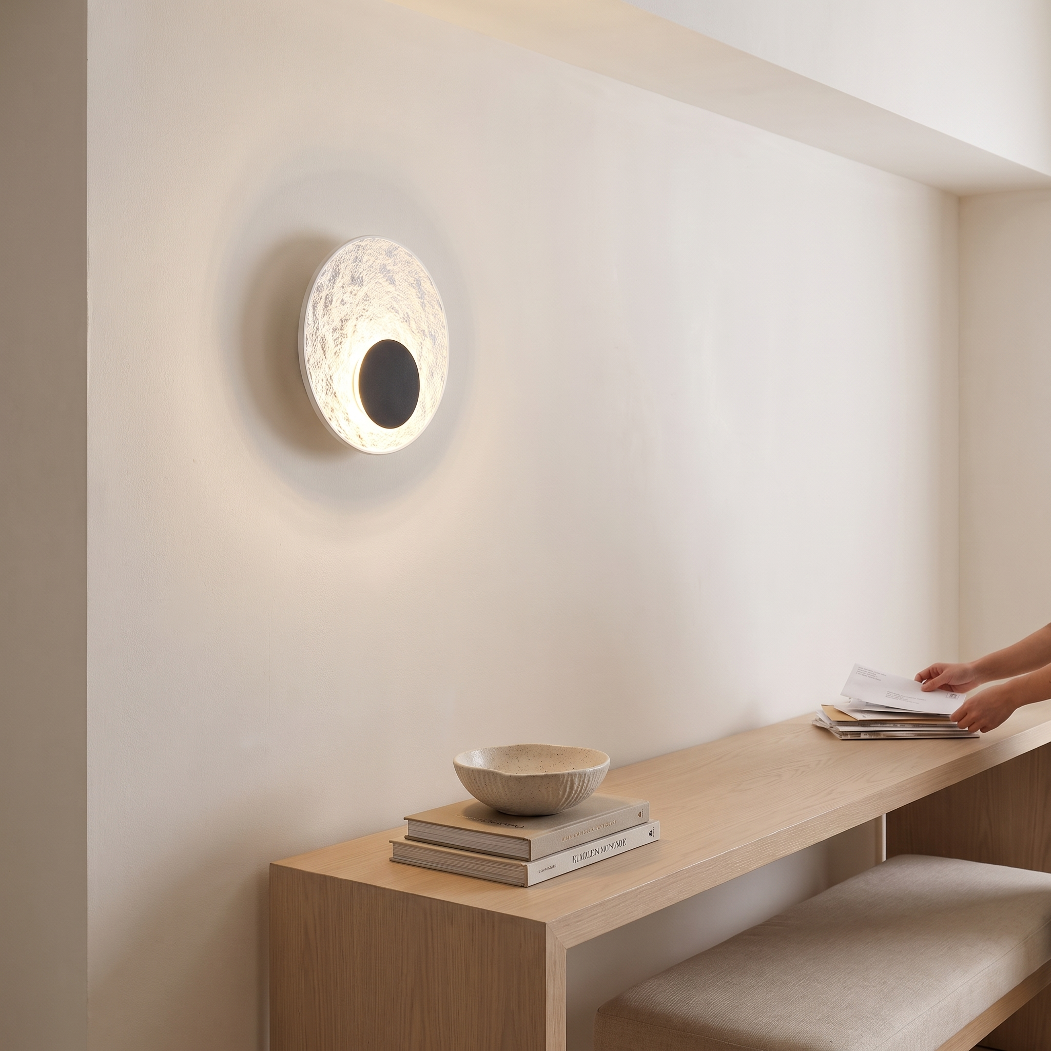 Echemmon - Textured Resin Wall Lamp, image 1